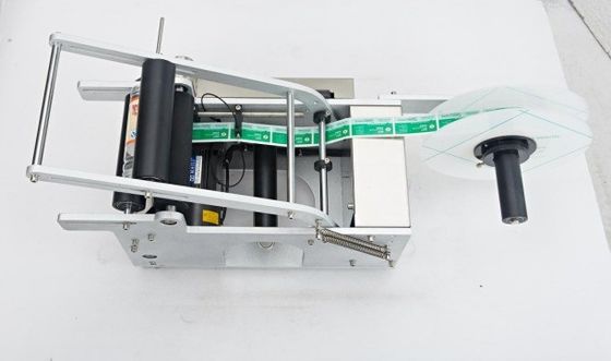 デジタルプラスチックの丸いボトルラベル付け機械 操作が簡単 半自動ラベルアプリケーション