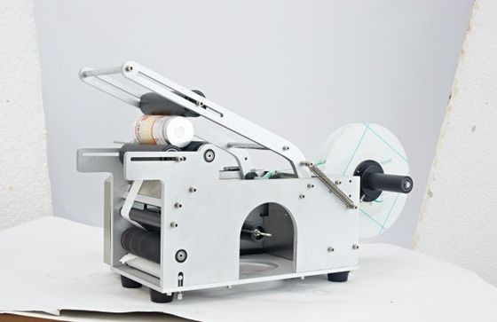 MT-50 簡単にセットアップできるワインボトルラベル付け機械 高精度ボトルラベル適用器